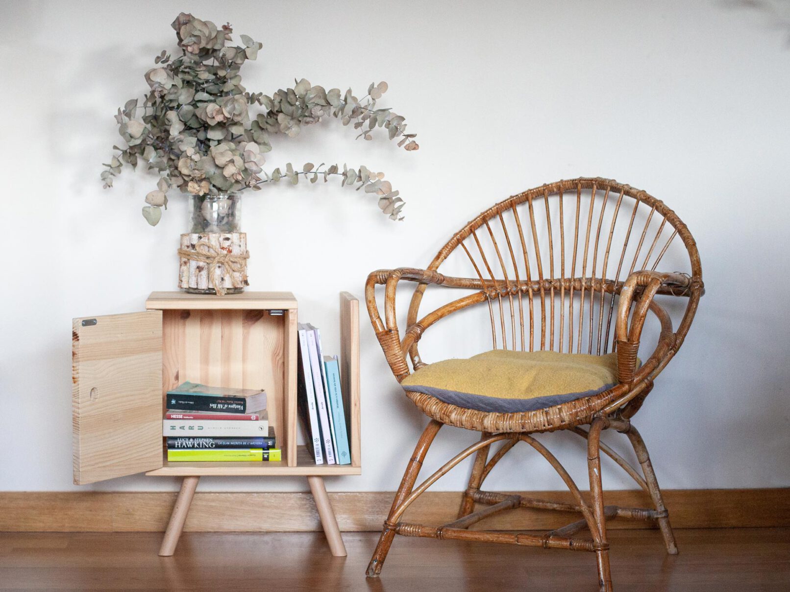 Revistero de madera de pino natural